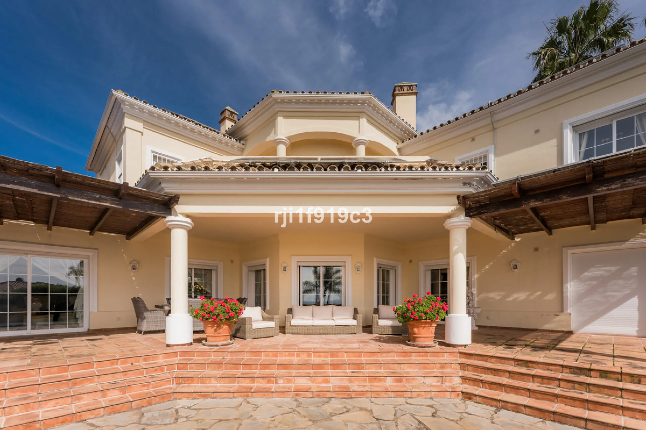 House - Detached Villa в продаже в Marbella, Málaga. В доме 4 спален и 5 ванных комнат. Площадь дома 571 м². Площадь участка 1443 м²