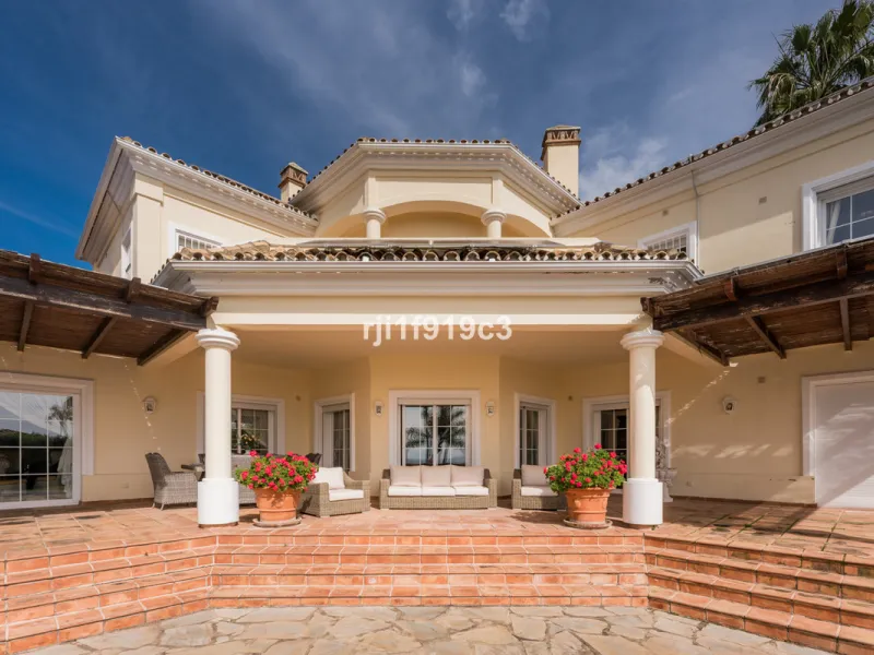 House - Detached Villa в продаже в Marbella, Málaga. В доме 4 спален и 5 ванных комнат. Площадь дома 571 м². Площадь участка 1443 м²