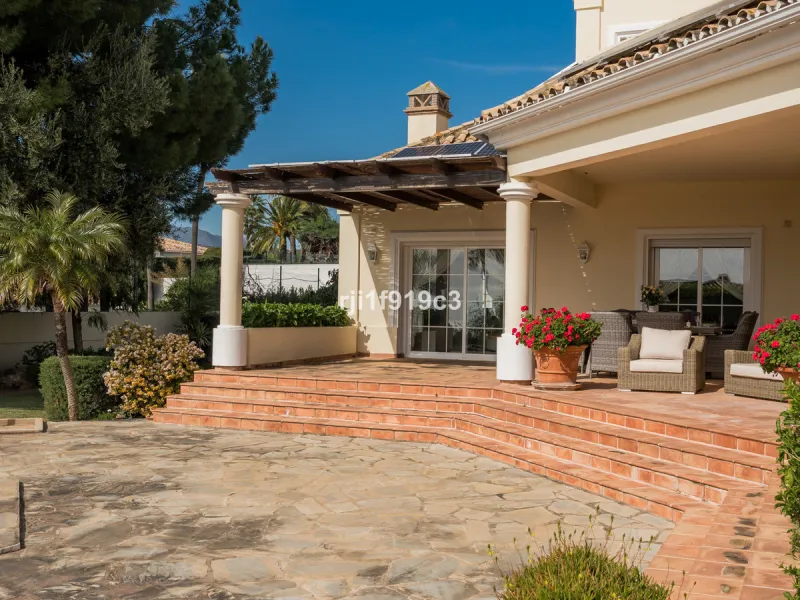 House - Detached Villa в продаже в Marbella, Málaga. В доме 4 спален и 5 ванных комнат. Площадь дома 571 м². Площадь участка 1443 м²