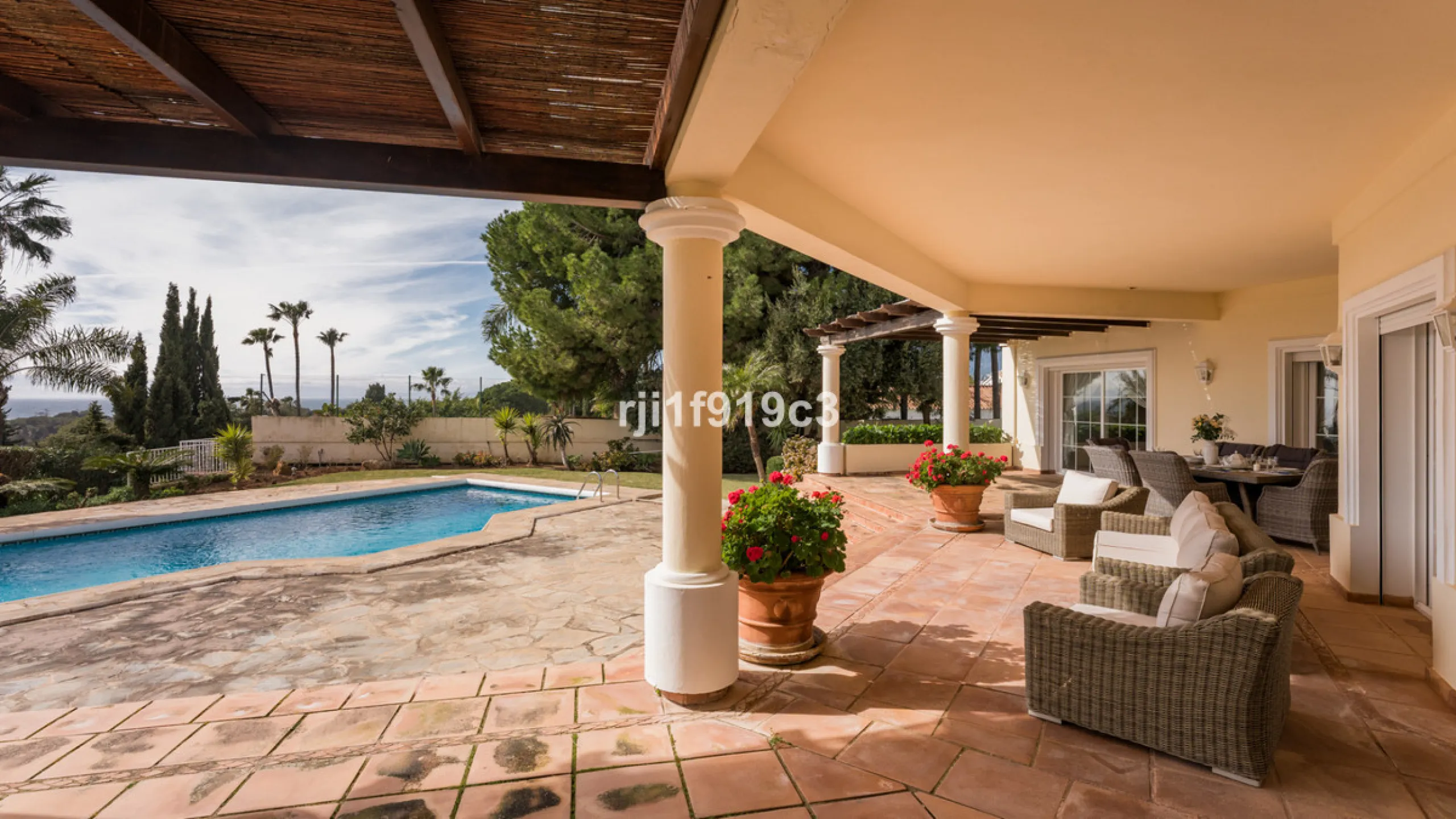 House - Detached Villa в продаже в Marbella, Málaga. В доме 4 спален и 5 ванных комнат. Площадь дома 571 м². Площадь участка 1443 м²