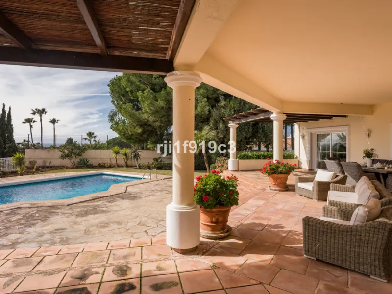 House - Detached Villa в продаже в Marbella, Málaga. В доме 4 спален и 5 ванных комнат. Площадь дома 571 м². Площадь участка 1443 м²