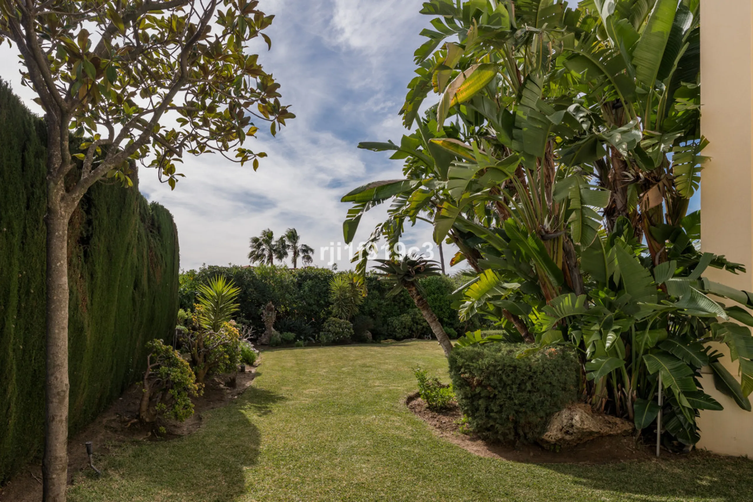 House - Detached Villa в продаже в Marbella, Málaga. В доме 4 спален и 5 ванных комнат. Площадь дома 571 м². Площадь участка 1443 м²
