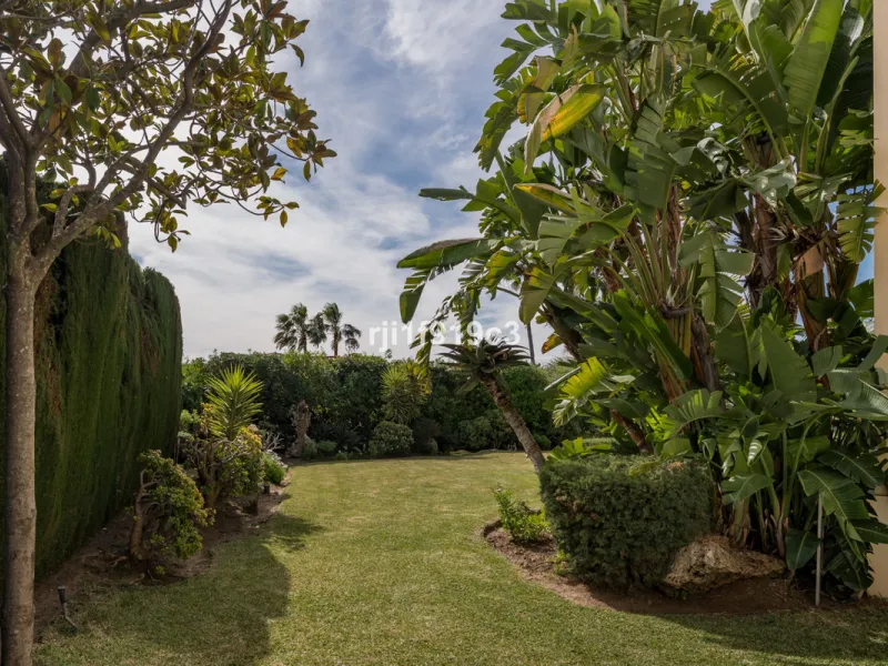 House - Detached Villa в продаже в Marbella, Málaga. В доме 4 спален и 5 ванных комнат. Площадь дома 571 м². Площадь участка 1443 м²