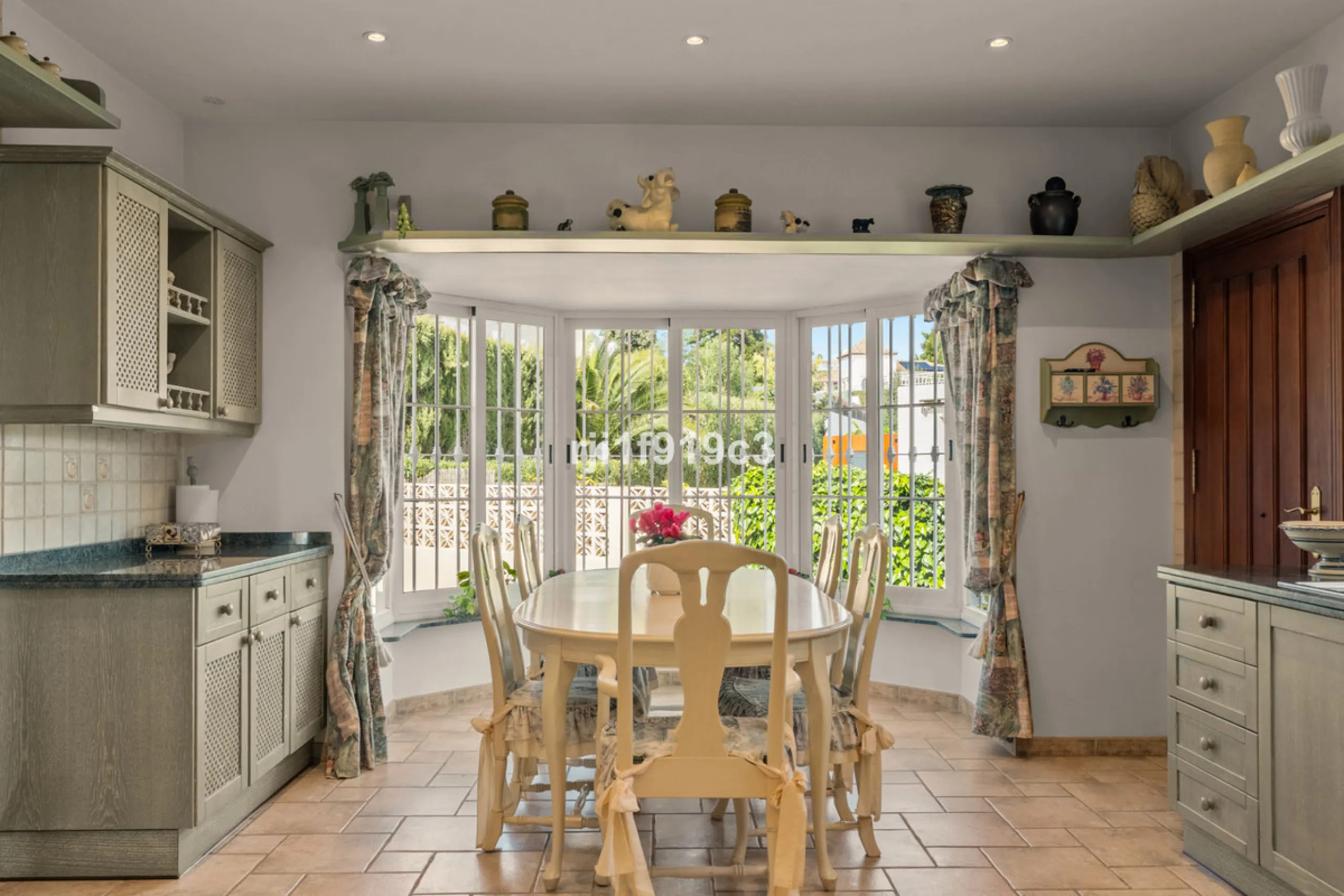 House - Detached Villa в продаже в Marbella, Málaga. В доме 4 спален и 5 ванных комнат. Площадь дома 571 м². Площадь участка 1443 м²