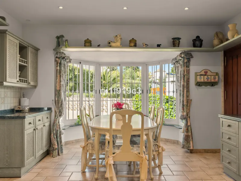 House - Detached Villa в продаже в Marbella, Málaga. В доме 4 спален и 5 ванных комнат. Площадь дома 571 м². Площадь участка 1443 м²