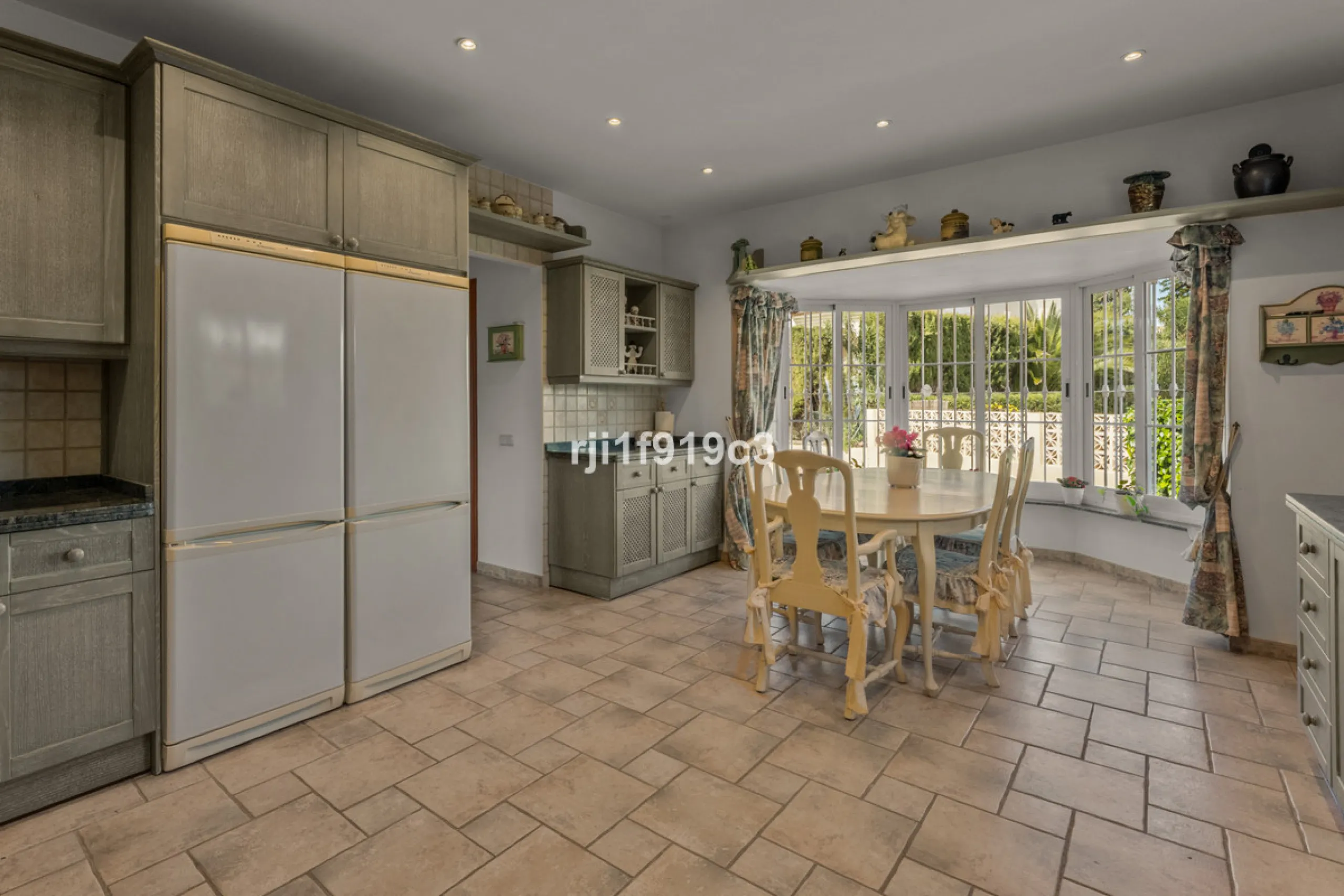 House - Detached Villa в продаже в Marbella, Málaga. В доме 4 спален и 5 ванных комнат. Площадь дома 571 м². Площадь участка 1443 м²