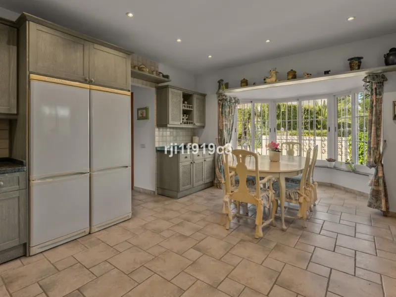 House - Detached Villa в продаже в Marbella, Málaga. В доме 4 спален и 5 ванных комнат. Площадь дома 571 м². Площадь участка 1443 м²