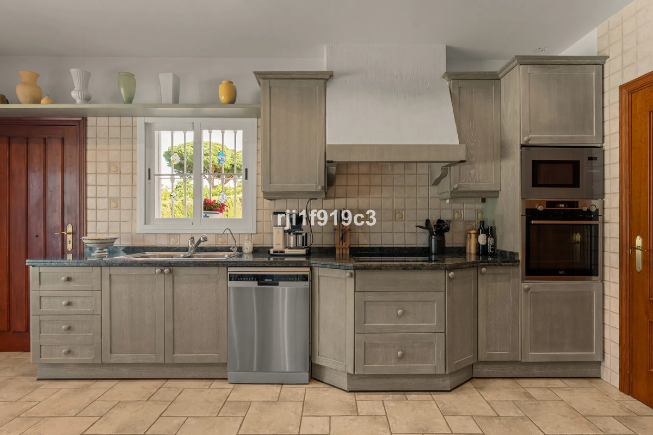 House - Detached Villa в продаже в Marbella, Málaga. В доме 4 спален и 5 ванных комнат. Площадь дома 571 м². Площадь участка 1443 м²