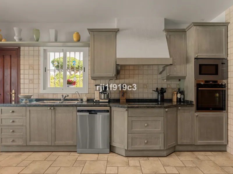 House - Detached Villa в продаже в Marbella, Málaga. В доме 4 спален и 5 ванных комнат. Площадь дома 571 м². Площадь участка 1443 м²