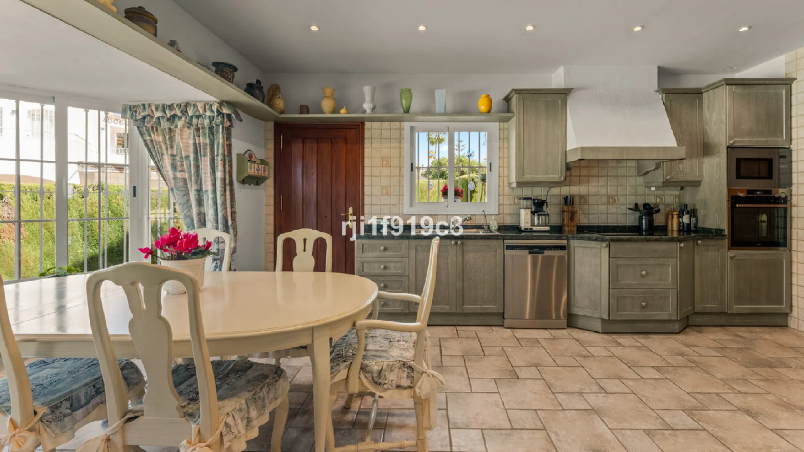House - Detached Villa в продаже в Marbella, Málaga. В доме 4 спален и 5 ванных комнат. Площадь дома 571 м². Площадь участка 1443 м²