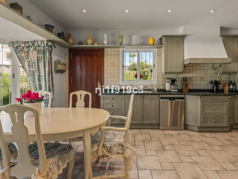 House - Detached Villa в продаже в Marbella, Málaga. В доме 4 спален и 5 ванных комнат. Площадь дома 571 м². Площадь участка 1443 м²