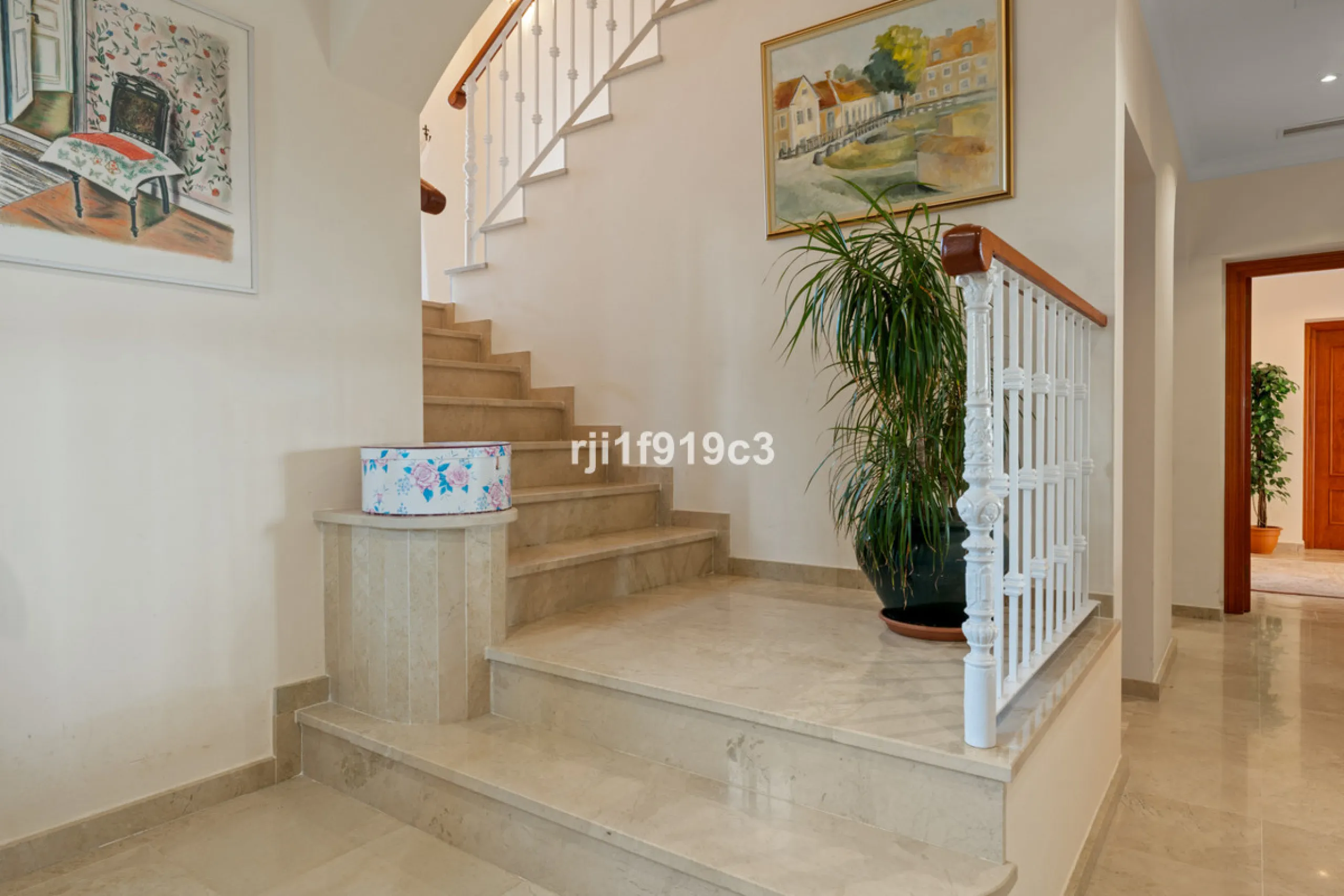 House - Detached Villa в продаже в Marbella, Málaga. В доме 4 спален и 5 ванных комнат. Площадь дома 571 м². Площадь участка 1443 м²