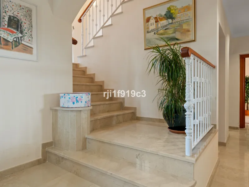House - Detached Villa в продаже в Marbella, Málaga. В доме 4 спален и 5 ванных комнат. Площадь дома 571 м². Площадь участка 1443 м²
