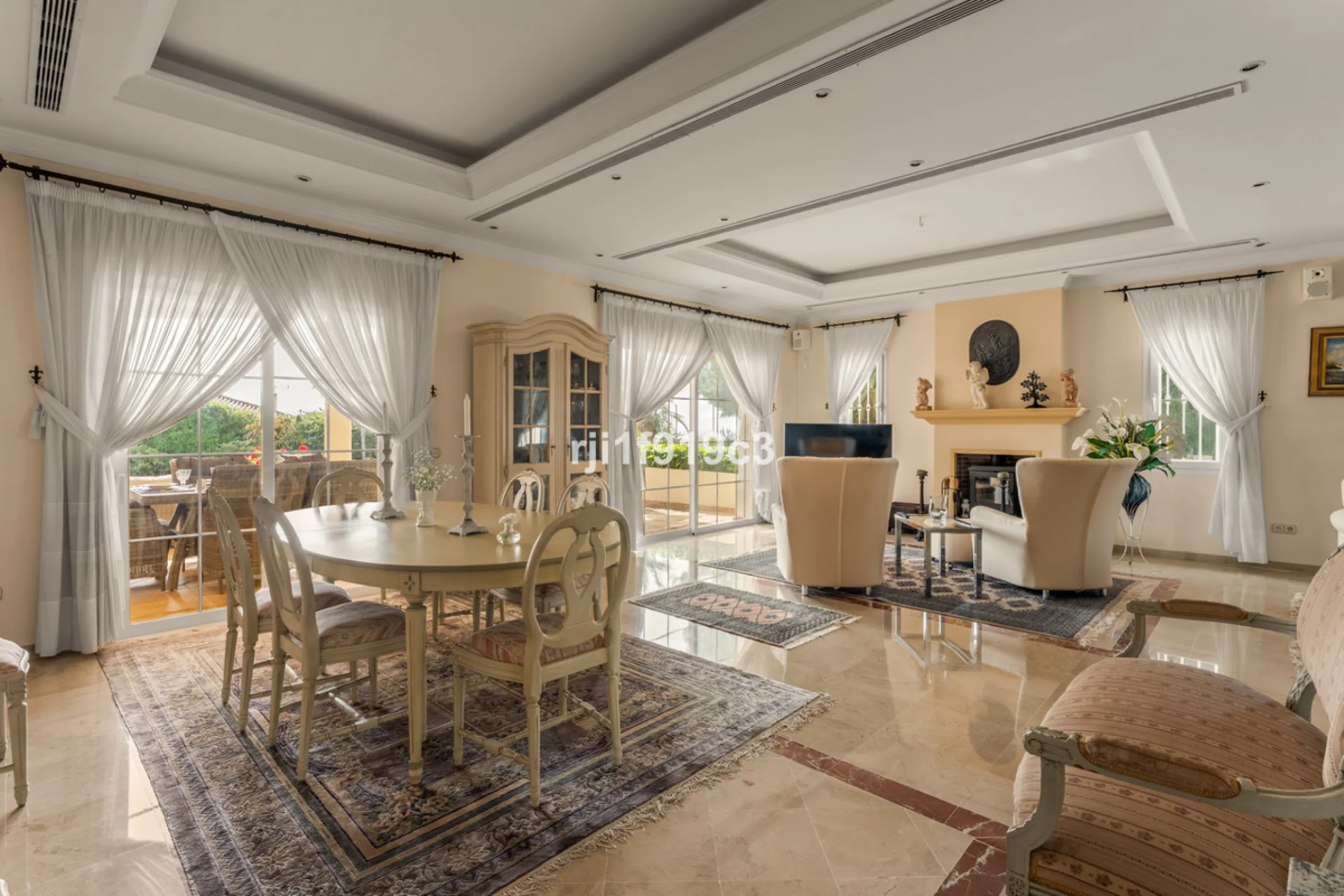 House - Detached Villa в продаже в Marbella, Málaga. В доме 4 спален и 5 ванных комнат. Площадь дома 571 м². Площадь участка 1443 м²