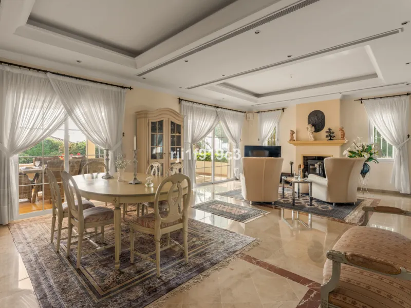House - Detached Villa в продаже в Marbella, Málaga. В доме 4 спален и 5 ванных комнат. Площадь дома 571 м². Площадь участка 1443 м²