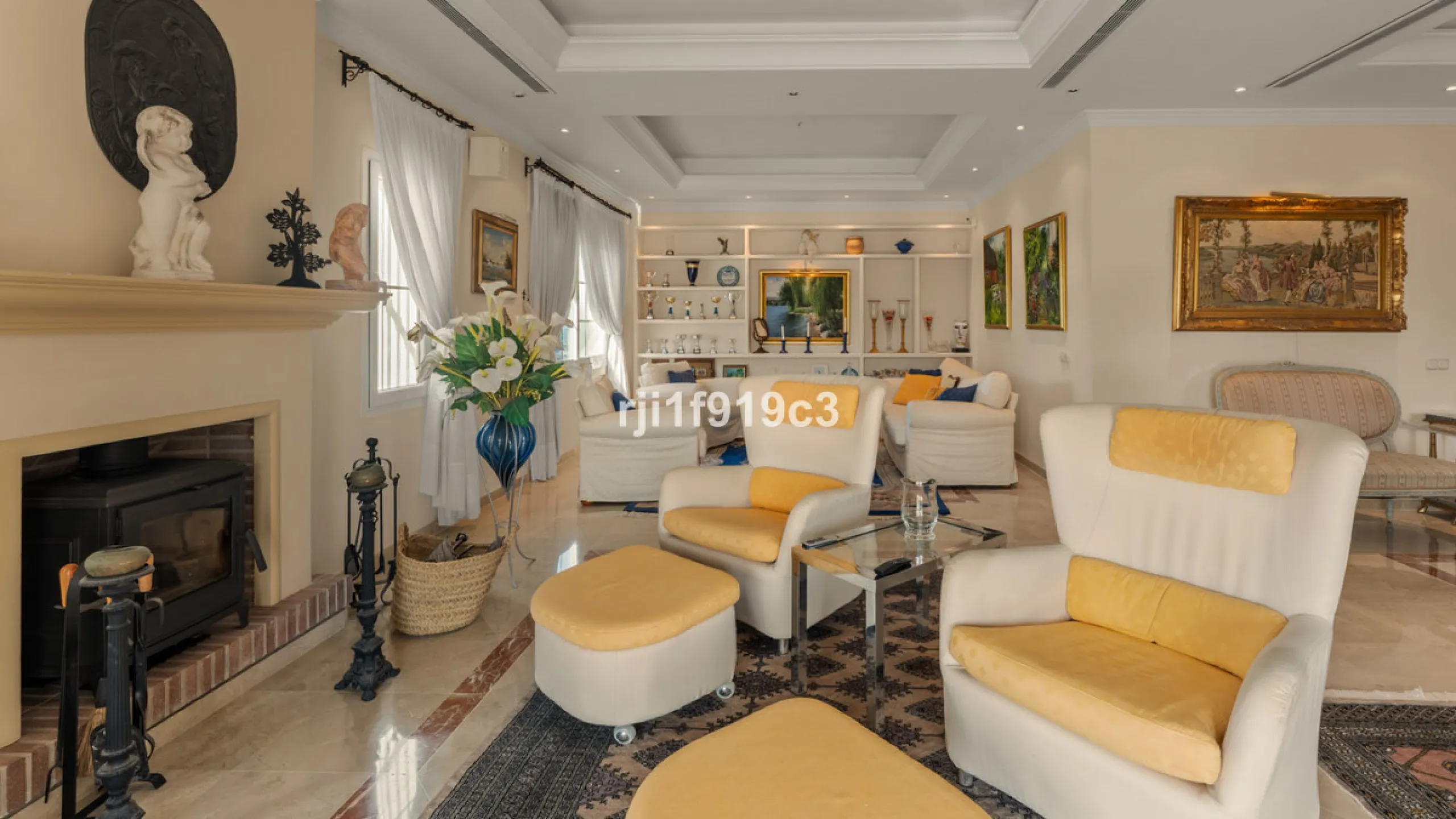 House - Detached Villa в продаже в Marbella, Málaga. В доме 4 спален и 5 ванных комнат. Площадь дома 571 м². Площадь участка 1443 м²