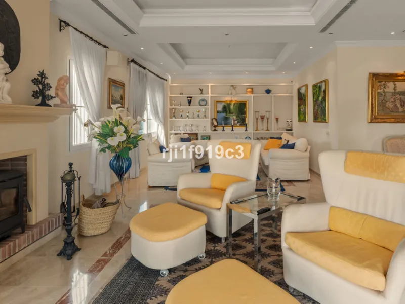 House - Detached Villa в продаже в Marbella, Málaga. В доме 4 спален и 5 ванных комнат. Площадь дома 571 м². Площадь участка 1443 м²