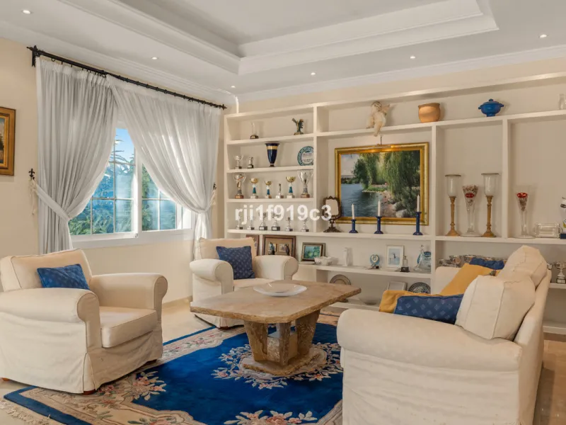 House - Detached Villa в продаже в Marbella, Málaga. В доме 4 спален и 5 ванных комнат. Площадь дома 571 м². Площадь участка 1443 м²