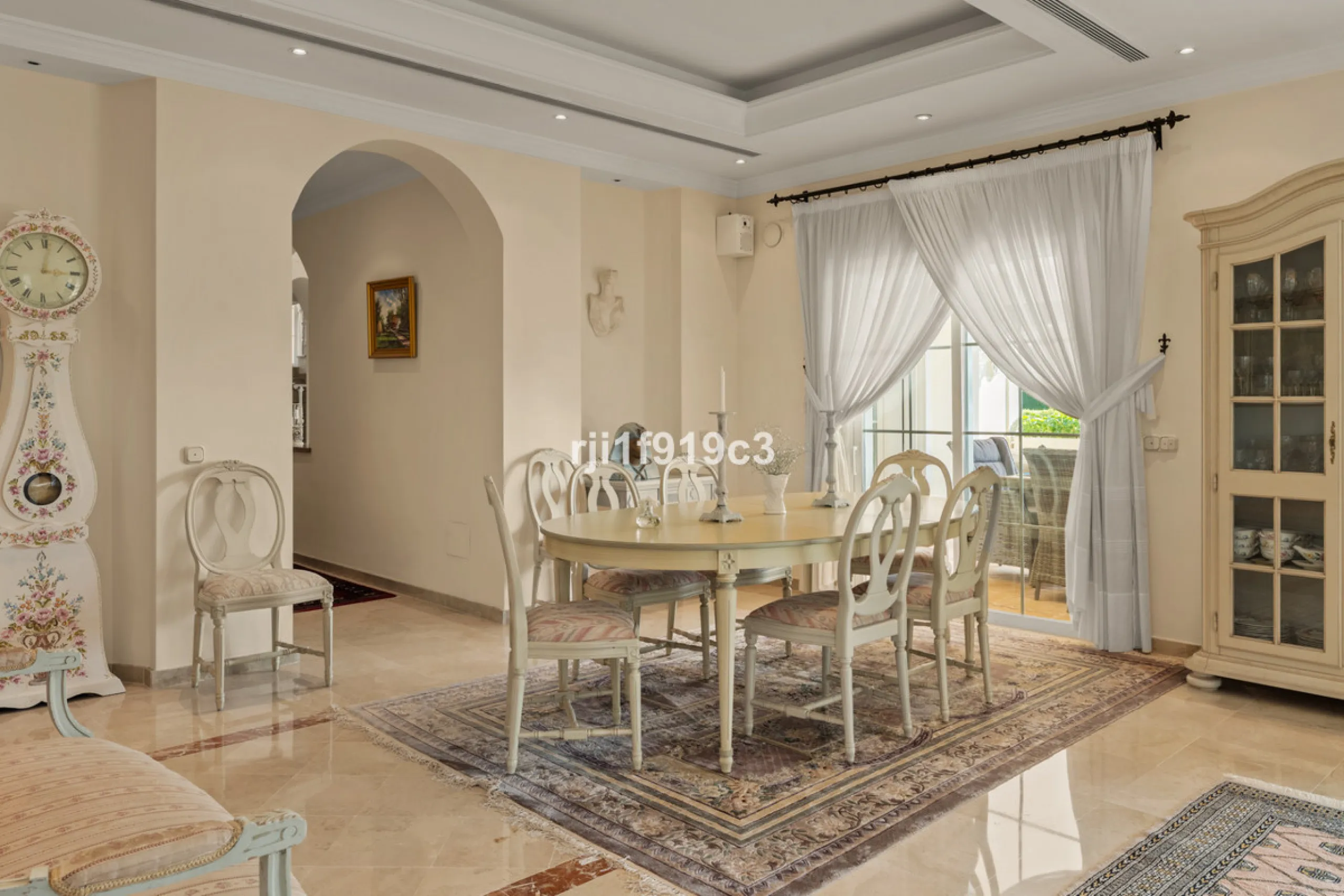 House - Detached Villa в продаже в Marbella, Málaga. В доме 4 спален и 5 ванных комнат. Площадь дома 571 м². Площадь участка 1443 м²