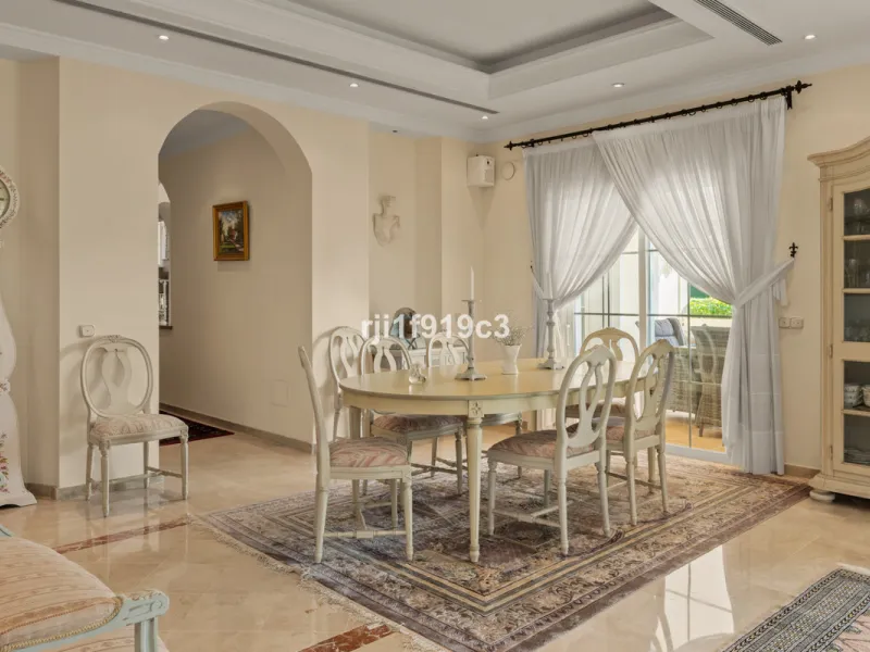 House - Detached Villa в продаже в Marbella, Málaga. В доме 4 спален и 5 ванных комнат. Площадь дома 571 м². Площадь участка 1443 м²