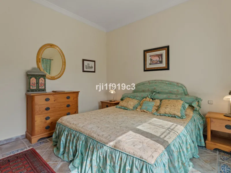 House - Detached Villa в продаже в Marbella, Málaga. В доме 4 спален и 5 ванных комнат. Площадь дома 571 м². Площадь участка 1443 м²