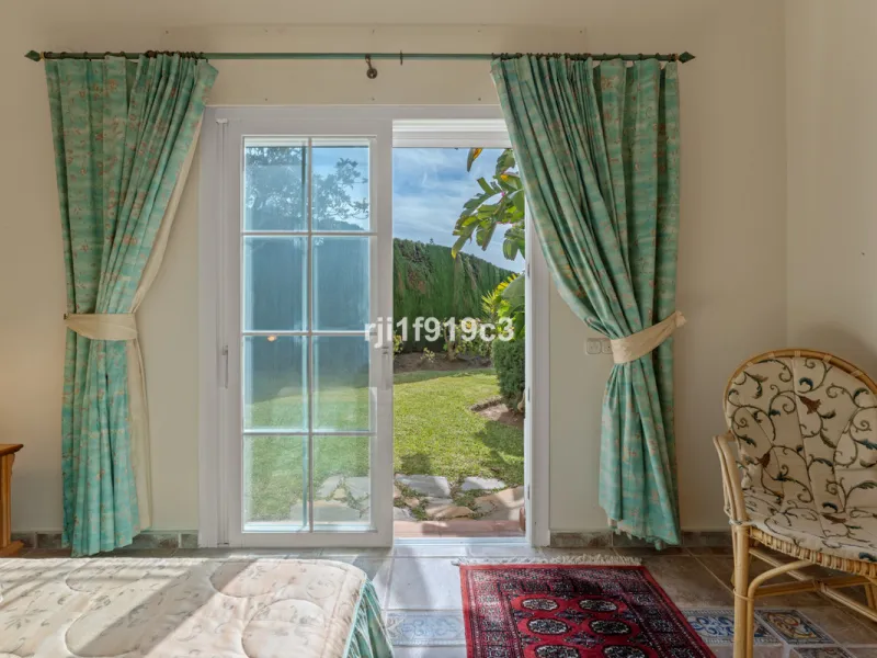 House - Detached Villa в продаже в Marbella, Málaga. В доме 4 спален и 5 ванных комнат. Площадь дома 571 м². Площадь участка 1443 м²