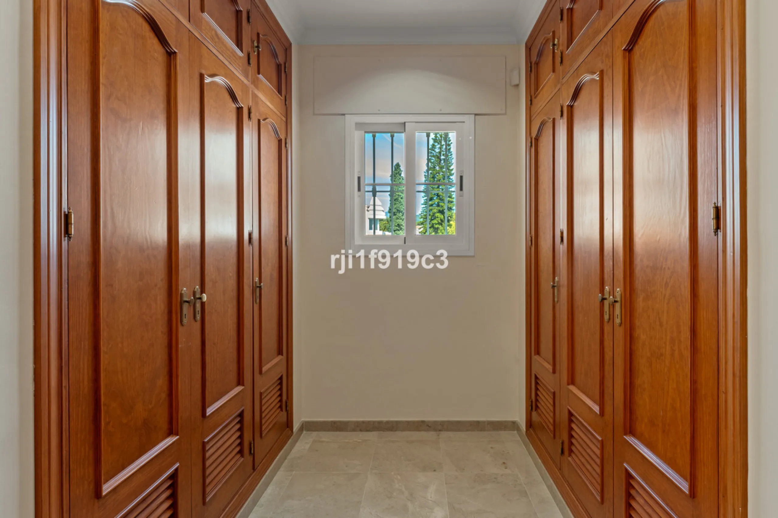 House - Detached Villa в продаже в Marbella, Málaga. В доме 4 спален и 5 ванных комнат. Площадь дома 571 м². Площадь участка 1443 м²