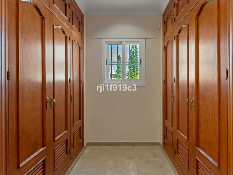 House - Detached Villa в продаже в Marbella, Málaga. В доме 4 спален и 5 ванных комнат. Площадь дома 571 м². Площадь участка 1443 м²