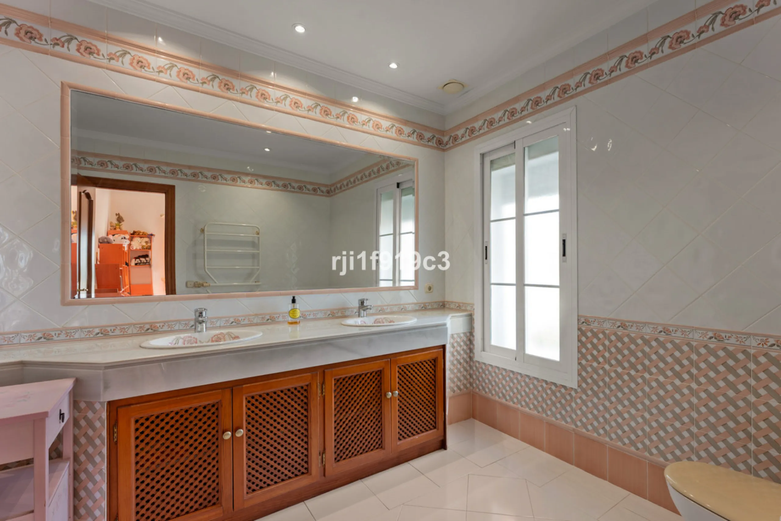 House - Detached Villa в продаже в Marbella, Málaga. В доме 4 спален и 5 ванных комнат. Площадь дома 571 м². Площадь участка 1443 м²
