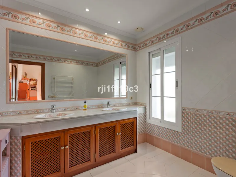 House - Detached Villa в продаже в Marbella, Málaga. В доме 4 спален и 5 ванных комнат. Площадь дома 571 м². Площадь участка 1443 м²
