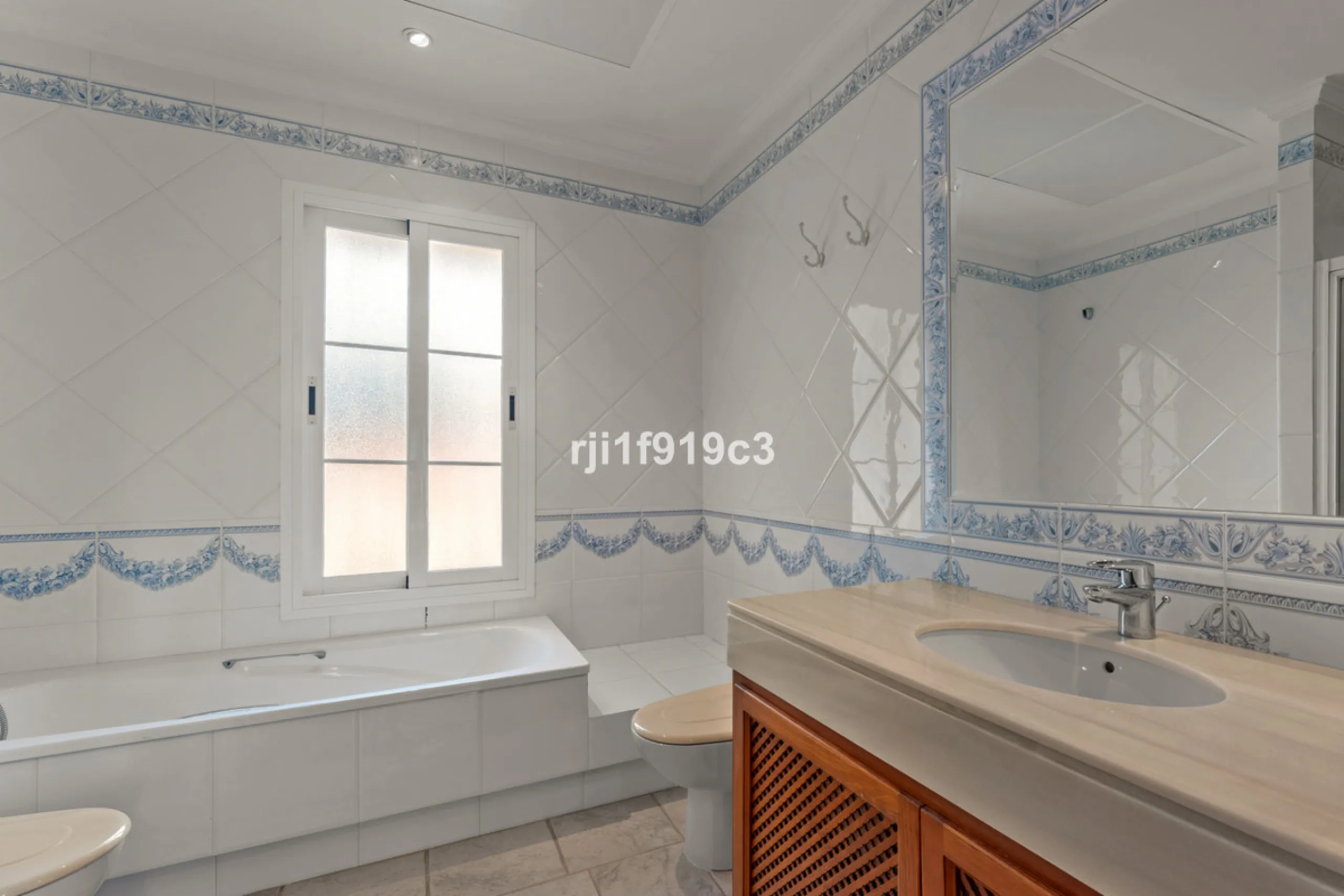House - Detached Villa в продаже в Marbella, Málaga. В доме 4 спален и 5 ванных комнат. Площадь дома 571 м². Площадь участка 1443 м²