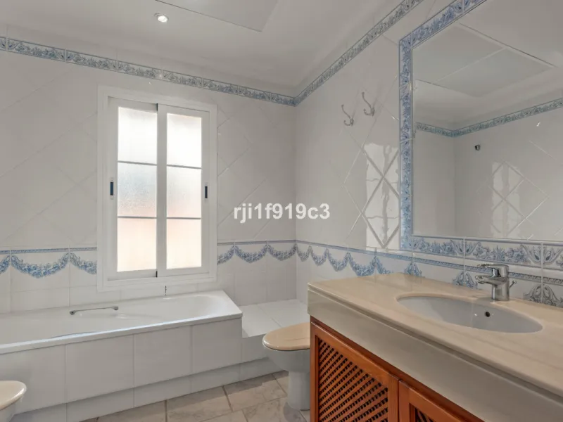 House - Detached Villa в продаже в Marbella, Málaga. В доме 4 спален и 5 ванных комнат. Площадь дома 571 м². Площадь участка 1443 м²