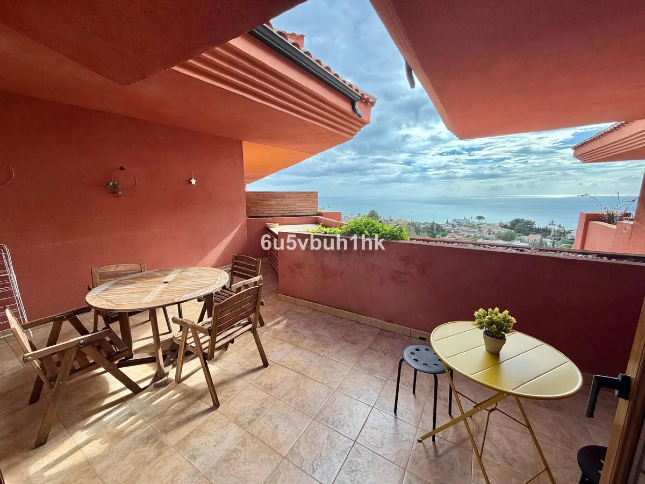 We present this exclusive penthouse in Altos del Higuerón, a property that stands out for its brightness, spaciousness, and spectacular sea views.