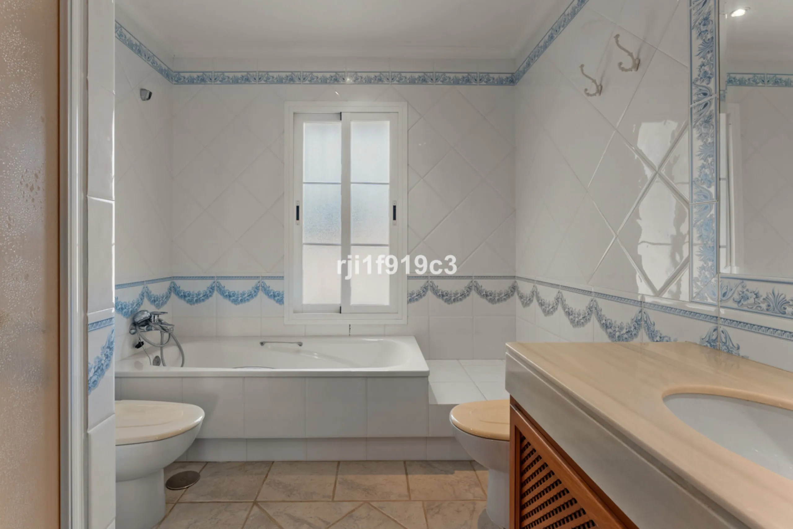 House - Detached Villa в продаже в Marbella, Málaga. В доме 4 спален и 5 ванных комнат. Площадь дома 571 м². Площадь участка 1443 м²