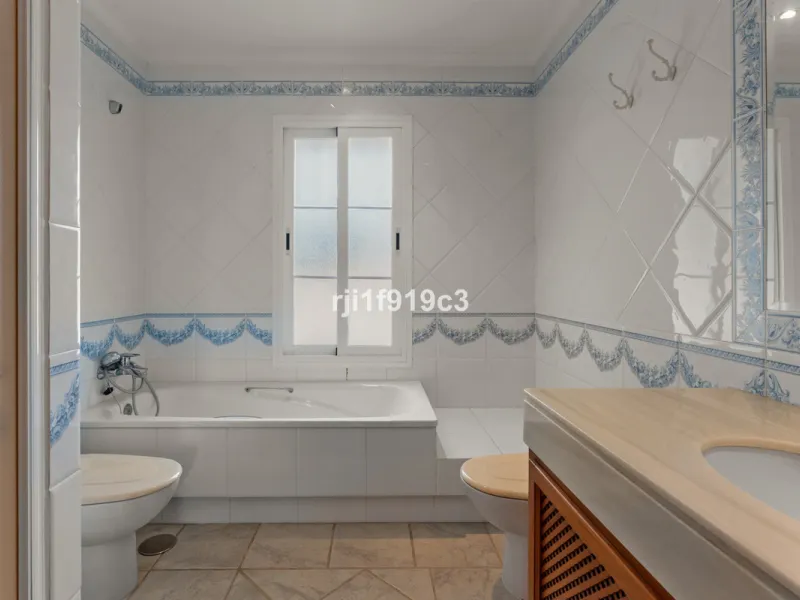 House - Detached Villa в продаже в Marbella, Málaga. В доме 4 спален и 5 ванных комнат. Площадь дома 571 м². Площадь участка 1443 м²