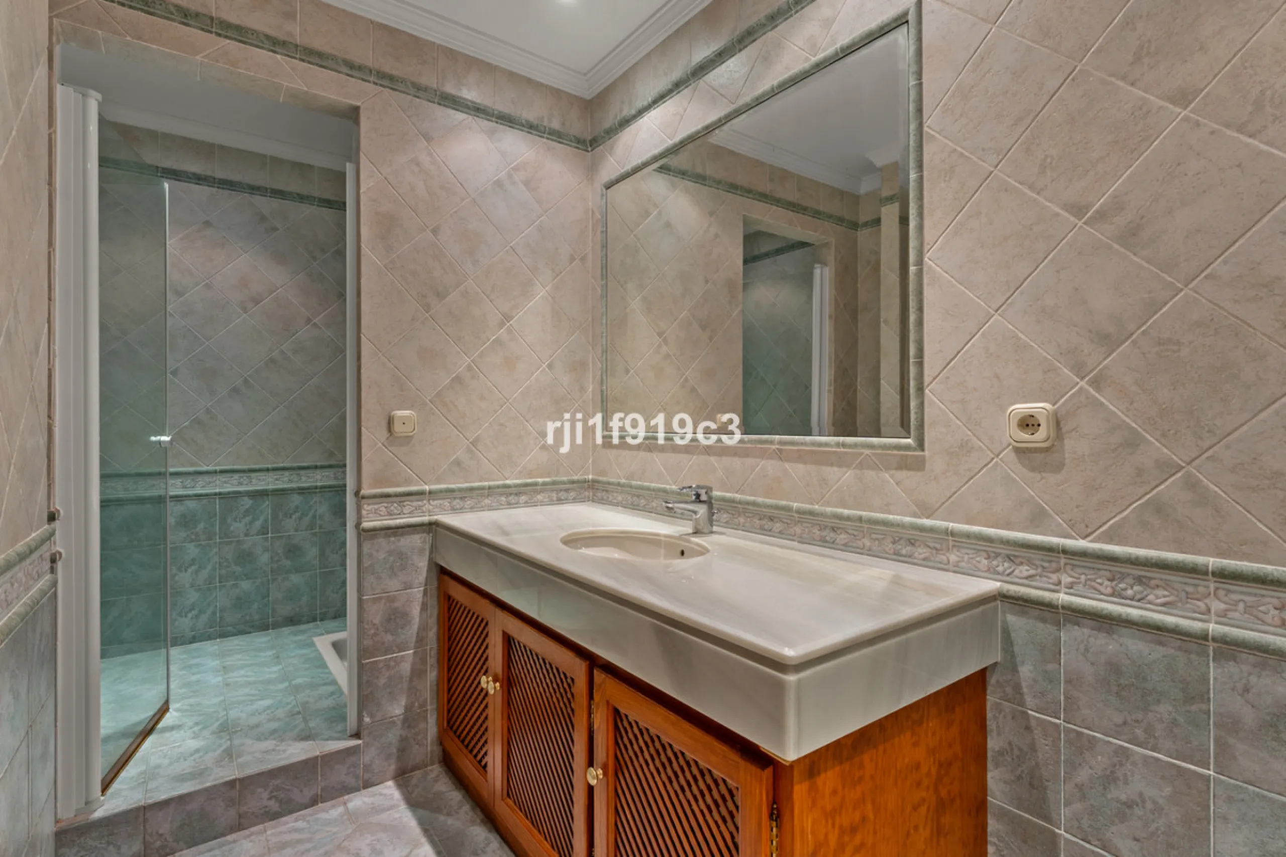 House - Detached Villa в продаже в Marbella, Málaga. В доме 4 спален и 5 ванных комнат. Площадь дома 571 м². Площадь участка 1443 м²