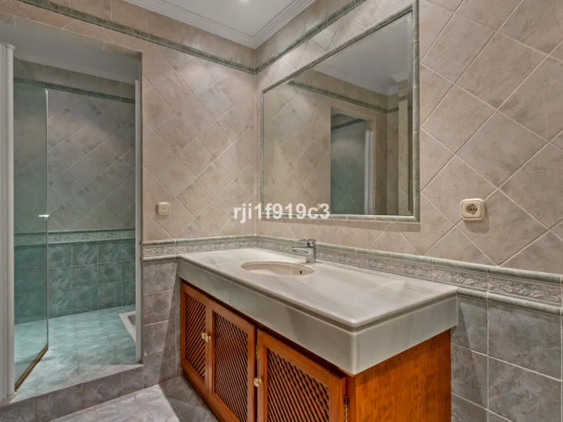 House - Detached Villa в продаже в Marbella, Málaga. В доме 4 спален и 5 ванных комнат. Площадь дома 571 м². Площадь участка 1443 м²