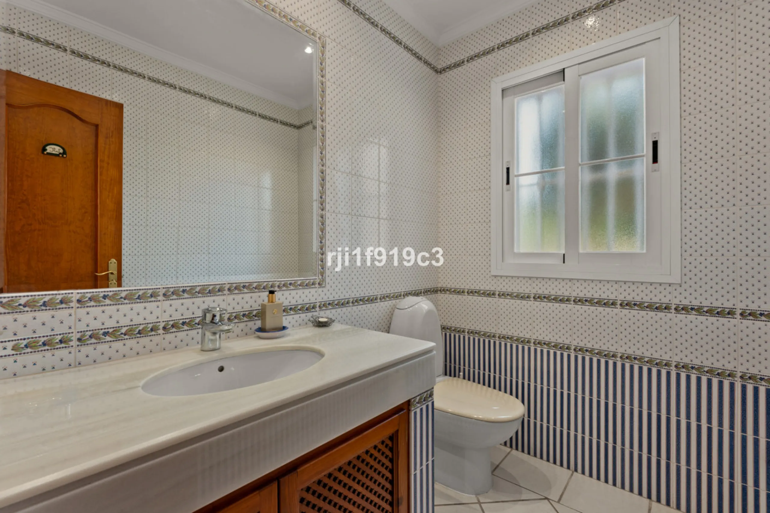 House - Detached Villa в продаже в Marbella, Málaga. В доме 4 спален и 5 ванных комнат. Площадь дома 571 м². Площадь участка 1443 м²