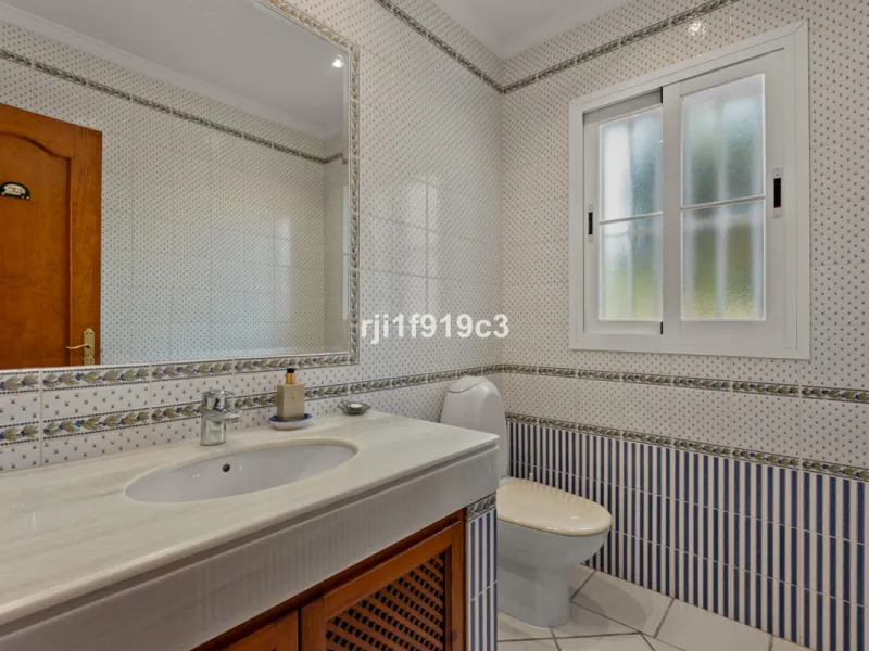 House - Detached Villa в продаже в Marbella, Málaga. В доме 4 спален и 5 ванных комнат. Площадь дома 571 м². Площадь участка 1443 м²