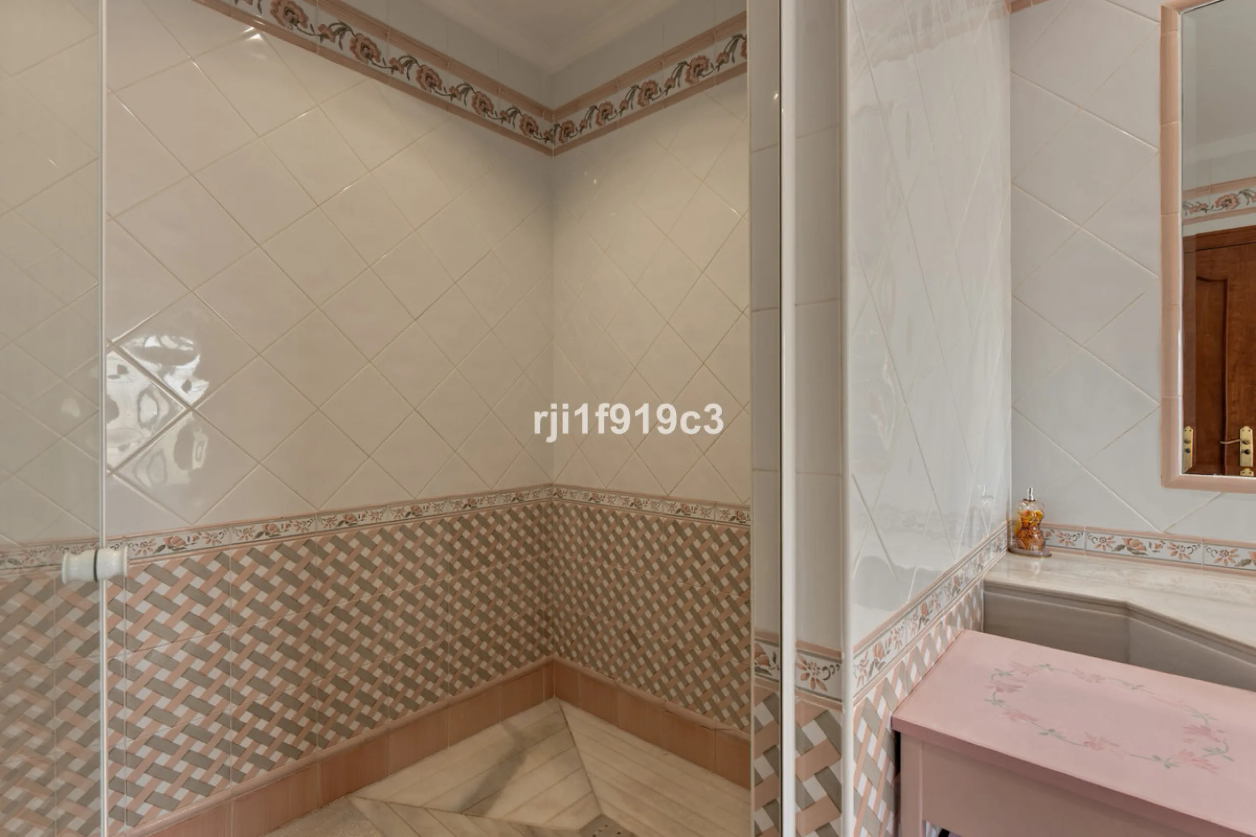 House - Detached Villa в продаже в Marbella, Málaga. В доме 4 спален и 5 ванных комнат. Площадь дома 571 м². Площадь участка 1443 м²