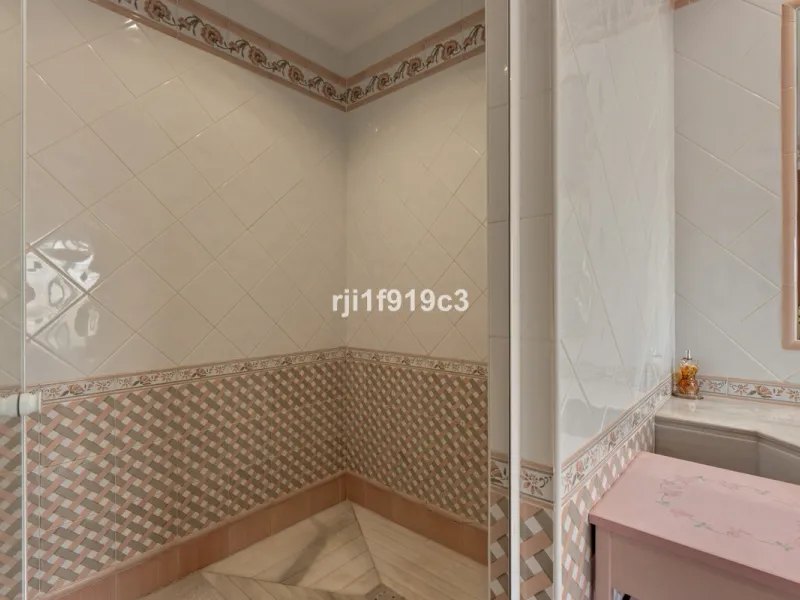 House - Detached Villa в продаже в Marbella, Málaga. В доме 4 спален и 5 ванных комнат. Площадь дома 571 м². Площадь участка 1443 м²