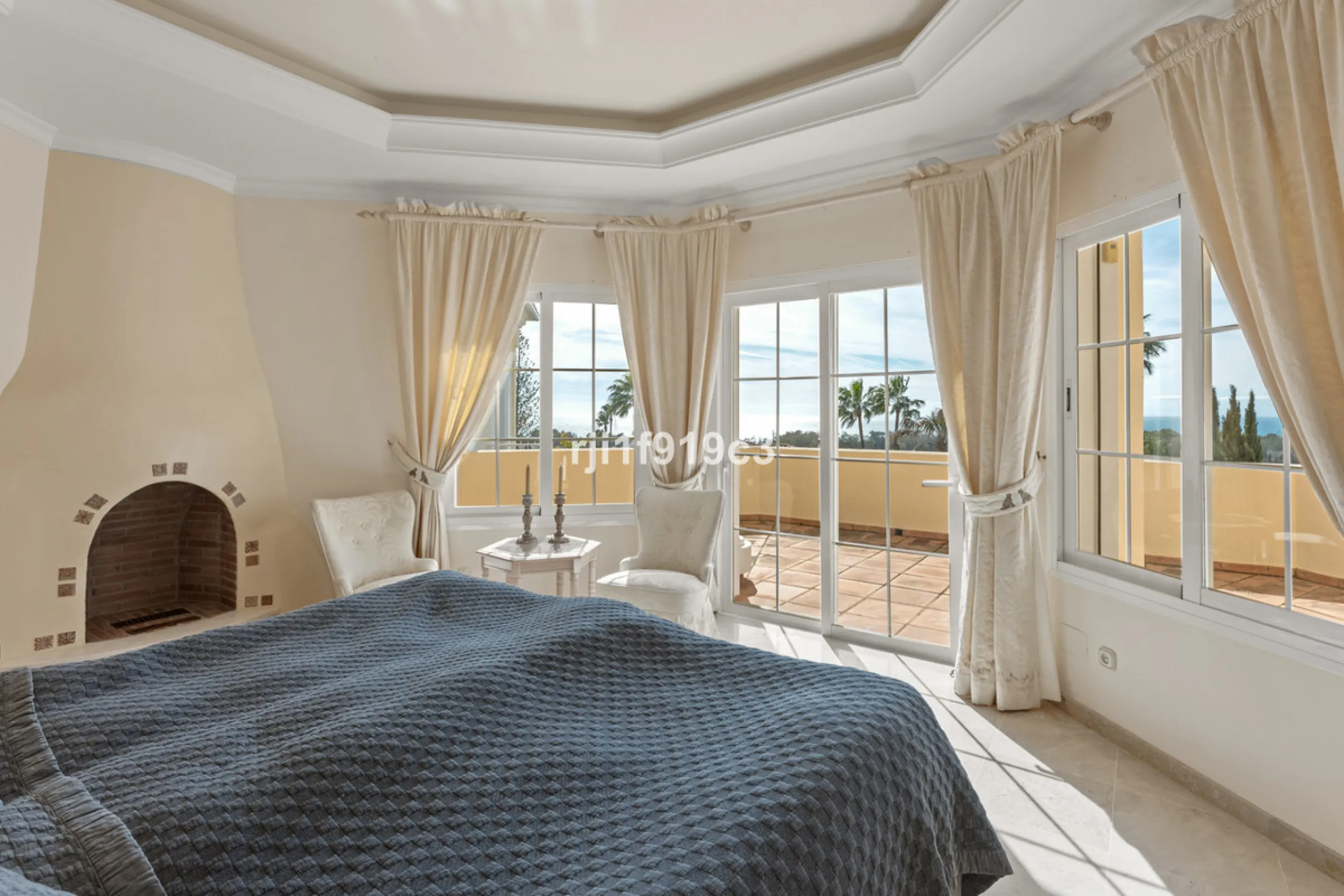 House - Detached Villa в продаже в Marbella, Málaga. В доме 4 спален и 5 ванных комнат. Площадь дома 571 м². Площадь участка 1443 м²