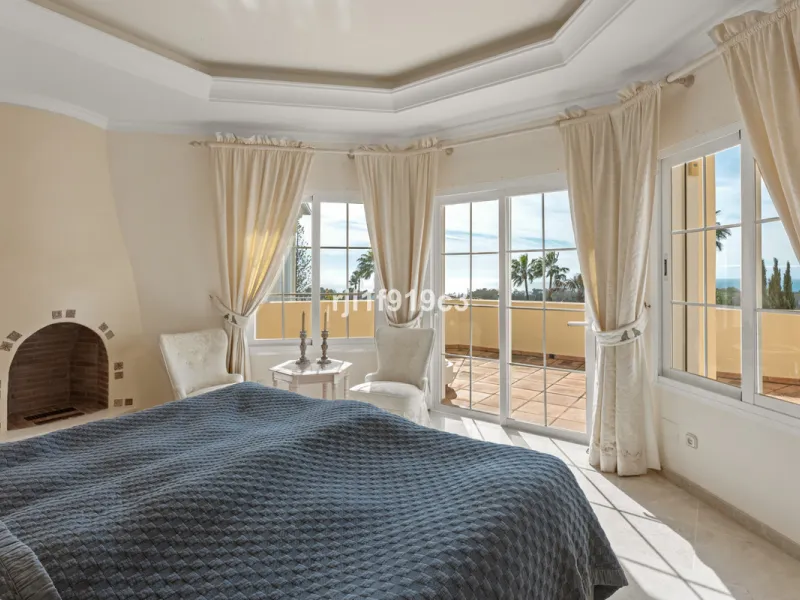 House - Detached Villa в продаже в Marbella, Málaga. В доме 4 спален и 5 ванных комнат. Площадь дома 571 м². Площадь участка 1443 м²