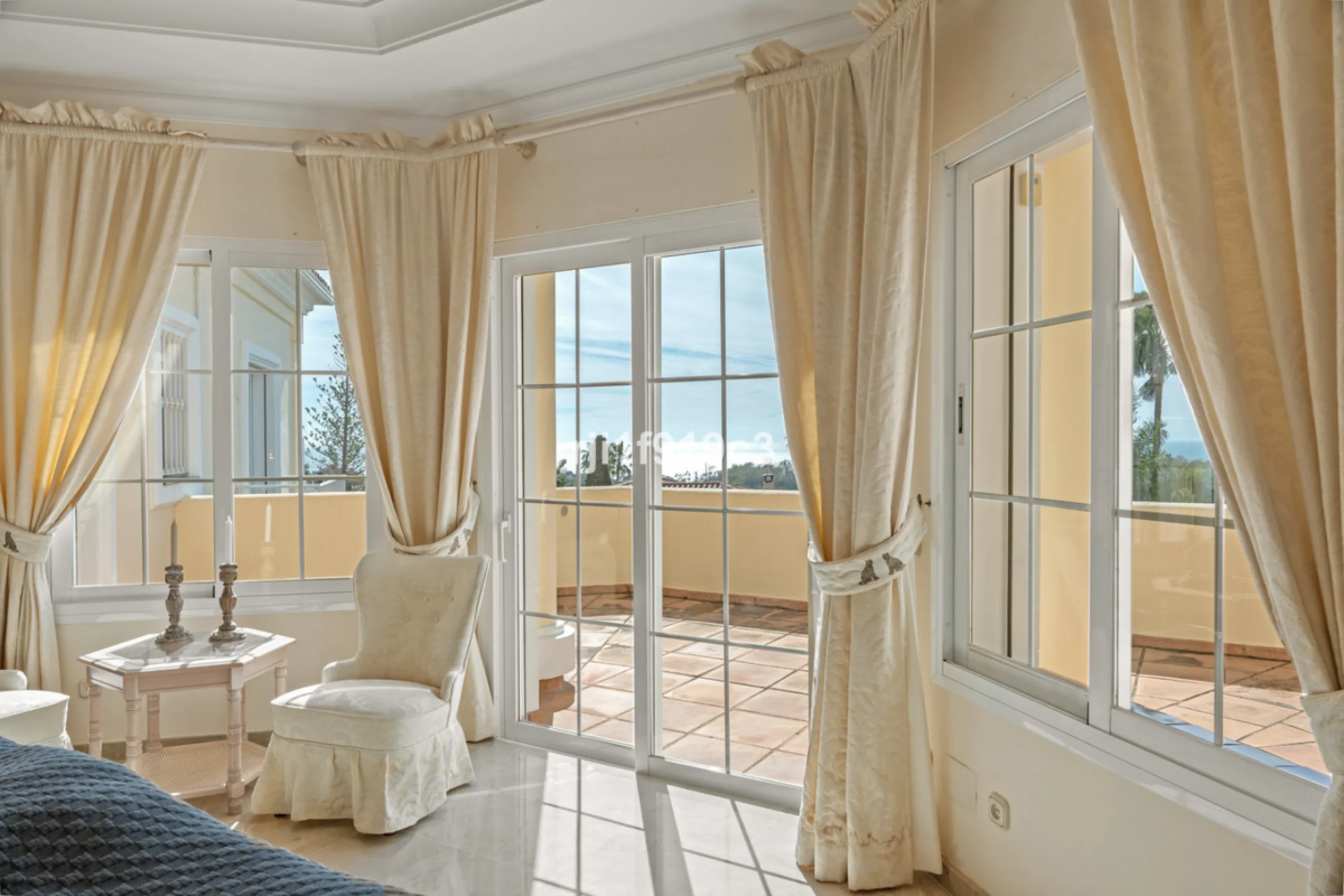 House - Detached Villa в продаже в Marbella, Málaga. В доме 4 спален и 5 ванных комнат. Площадь дома 571 м². Площадь участка 1443 м²