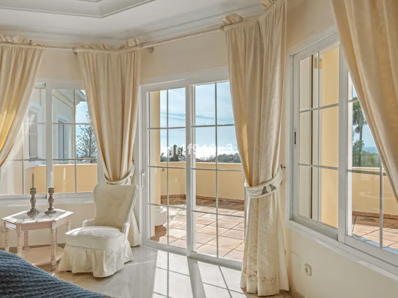 House - Detached Villa в продаже в Marbella, Málaga. В доме 4 спален и 5 ванных комнат. Площадь дома 571 м². Площадь участка 1443 м²
