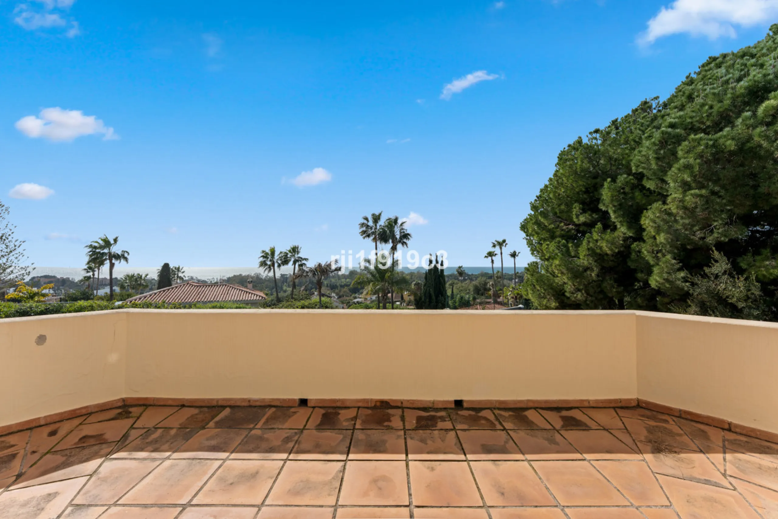 House - Detached Villa в продаже в Marbella, Málaga. В доме 4 спален и 5 ванных комнат. Площадь дома 571 м². Площадь участка 1443 м²