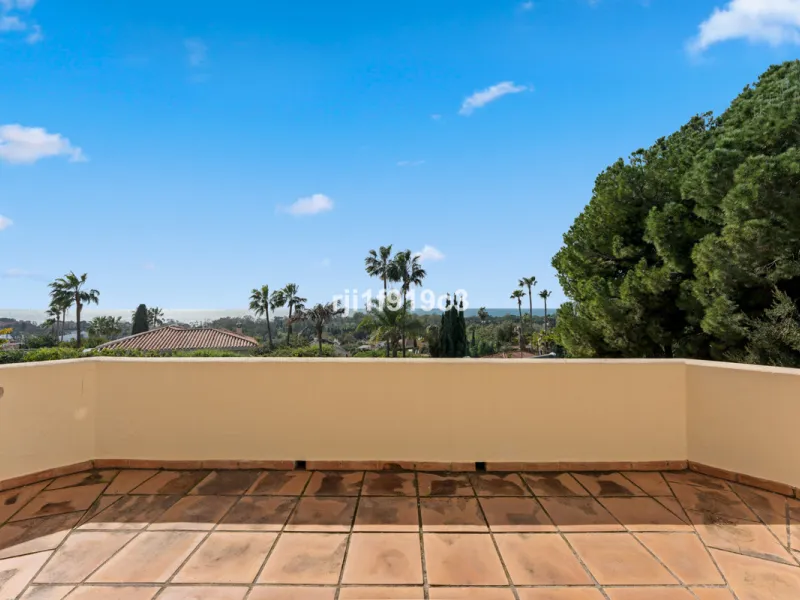 House - Detached Villa в продаже в Marbella, Málaga. В доме 4 спален и 5 ванных комнат. Площадь дома 571 м². Площадь участка 1443 м²