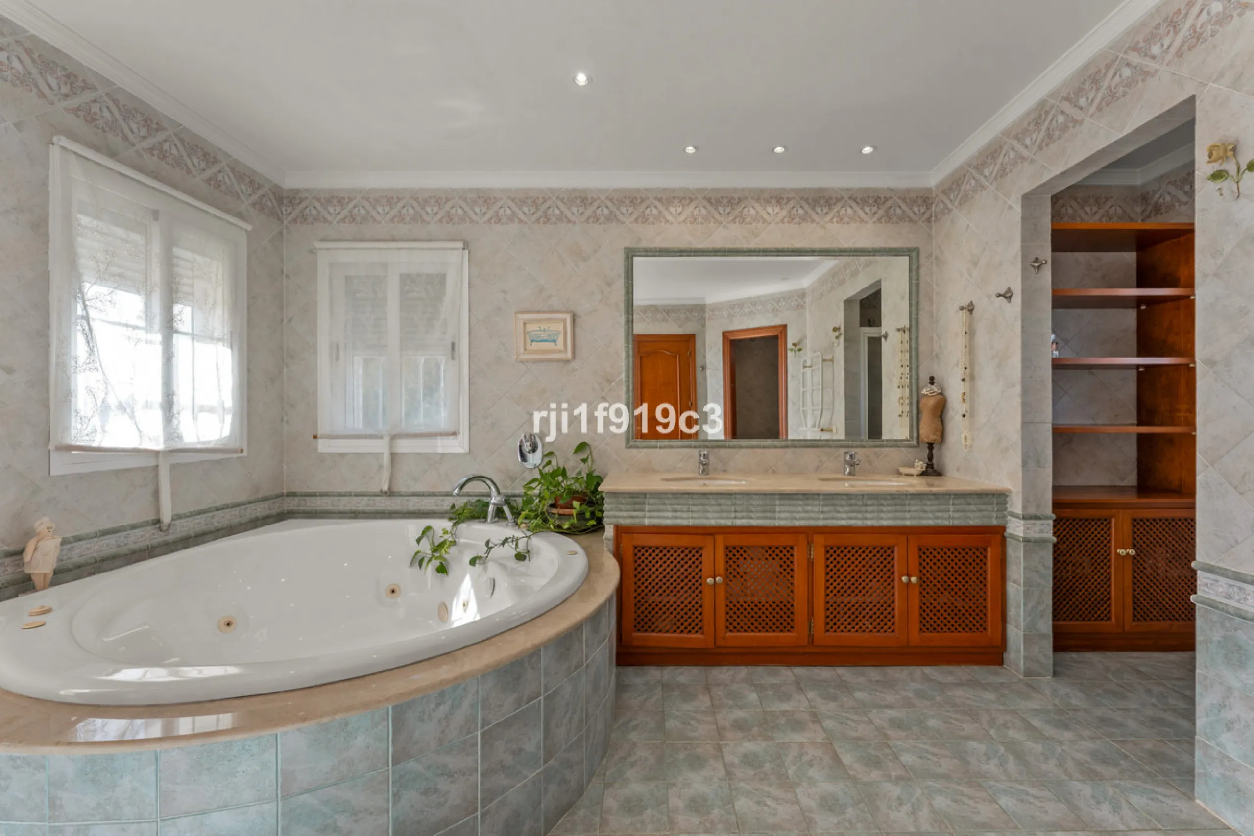 House - Detached Villa в продаже в Marbella, Málaga. В доме 4 спален и 5 ванных комнат. Площадь дома 571 м². Площадь участка 1443 м²