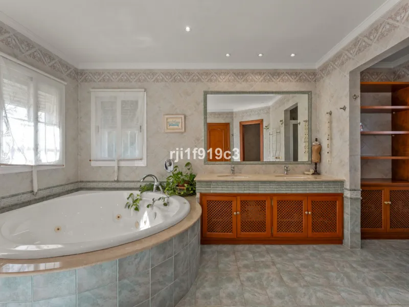 House - Detached Villa в продаже в Marbella, Málaga. В доме 4 спален и 5 ванных комнат. Площадь дома 571 м². Площадь участка 1443 м²