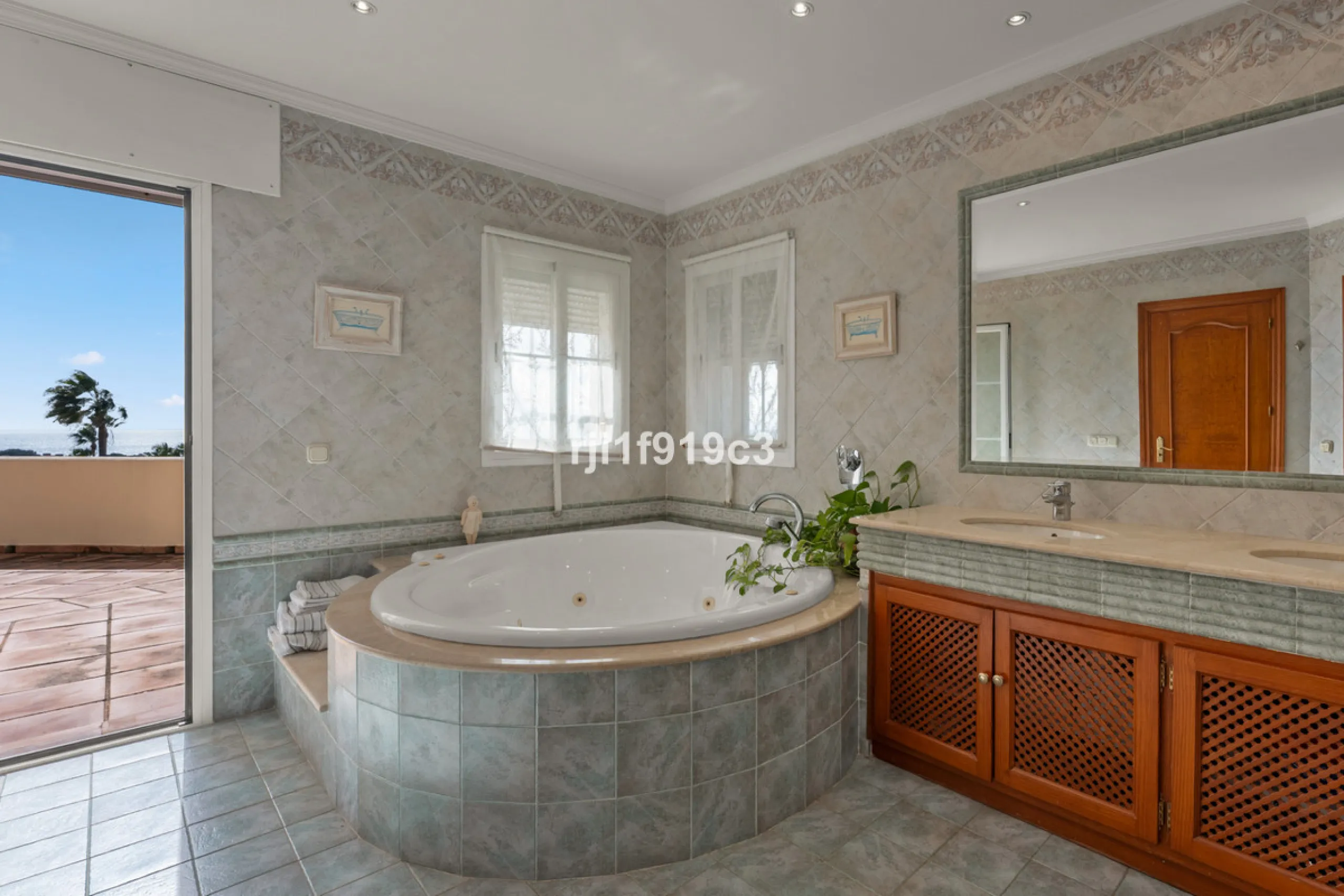 House - Detached Villa в продаже в Marbella, Málaga. В доме 4 спален и 5 ванных комнат. Площадь дома 571 м². Площадь участка 1443 м²